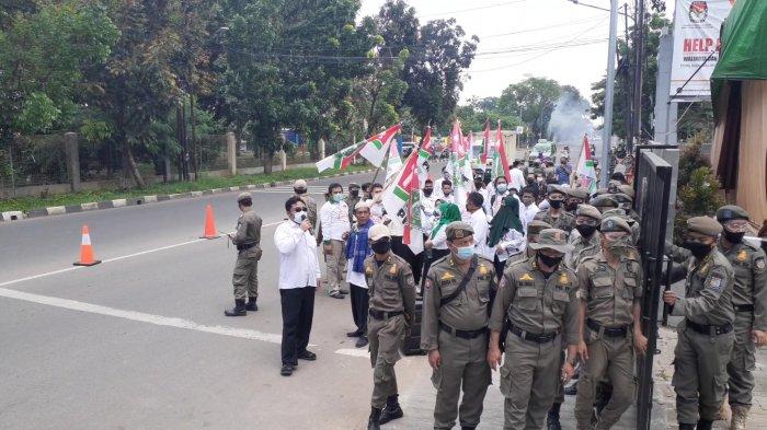Tak Bisa Masuk Kantor KPU Tangsel, Massa Pendukung Azizah-Ruhama Tunggu di Depan Gerbang