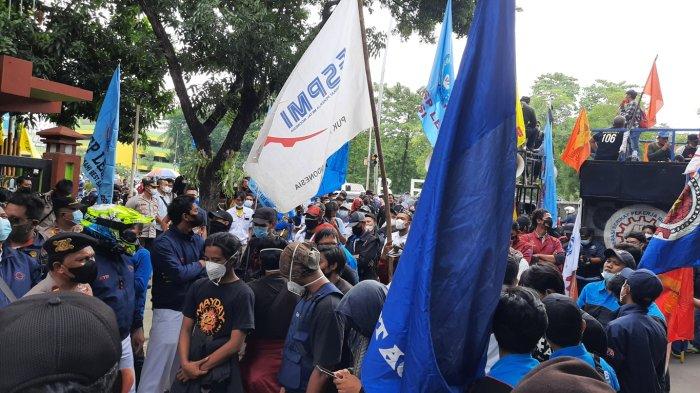 Tolak Aturan Pencairan JHT di Umur 56 Tahun, Buruh Bekasi Singgung Soal PHK: Pemerintah Tidak Peka
