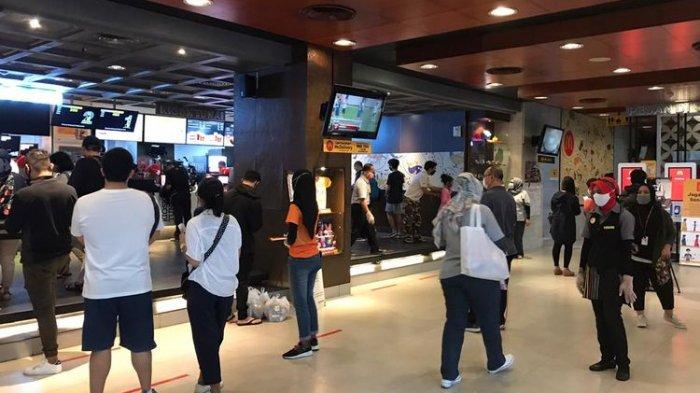 Lihat Foto Sejumlah masyarakat mengunjungi McDonalds Sarinah Jakarta jelang penutupan layanan pada Minggu (10/5/2020) pukul 22.05 WIB.(KOMPAS.com/Wahyu Adityo Prodjo)