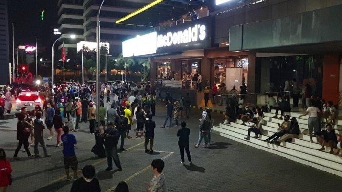 Sejumlah pengungjung tampak memadati McD Sarinah jelang menutupannya pada pukul 22.05 WIB nanti. (TRIBUNJAKARTA.COM/DIONSIUS ARYA BIMA SUCI)