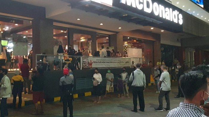 Sejumlah pengungjung tampak memadati McD Sarinah jelang menutupannya pada pukul 22.05 WIB nanti. (TRIBUNJAKARTA.COM/DIONSIUS ARYA BIMA SUCI)