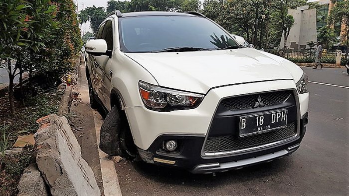 Ngantuk, Pengemudi SUV Putih Ini Hajar Median Jalan di Jatinegara
