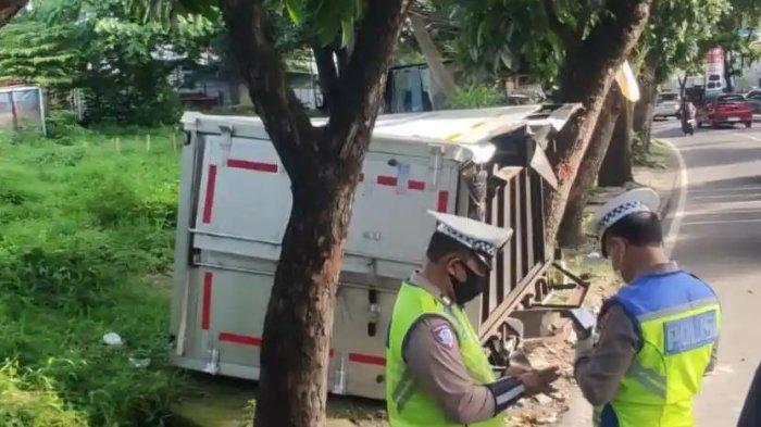Insiden kecelakaan tunggal dialami mobil boks milik Satuan Pelayanan Pemenuhan Gizi (SPPG) di Jalan M Yusuf, Sukmajaya, Depok, Jawa Barat, Selasa (16/12/2025).