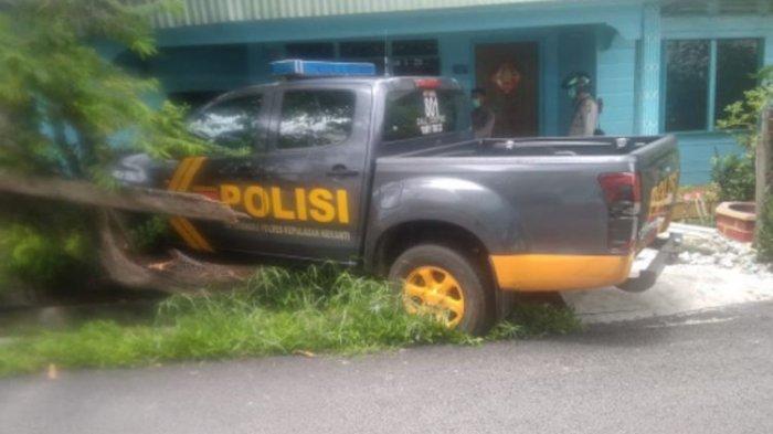Emak-emak Bawa Motor Bikin Mobil Polisi Tabrak Pagar Rumah, Begini Faktanya
