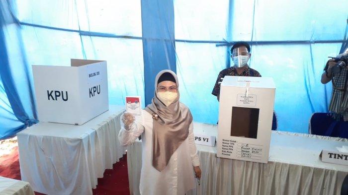 Warga Dikejutkan Puluhan Anggota Brimob Bersenjata Lengkap Datangi TPS Siti Nur Azizah