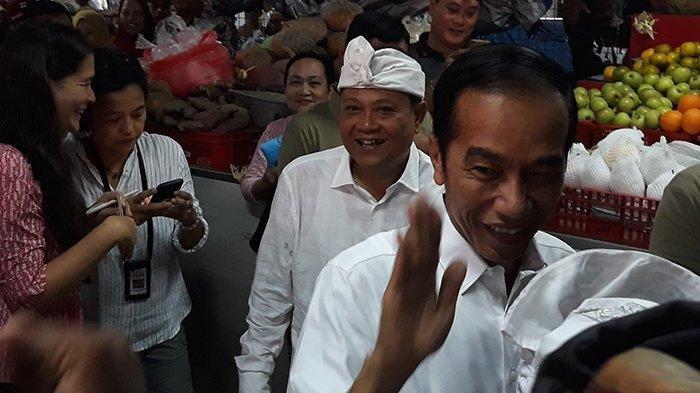 Blusukan di Pasar Badung Denpasar, Presiden Jokowi Belanja Alpukat dan Pepaya