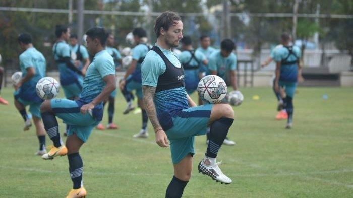 Persib Diterpa Ujian Berat Saat 9 Pemain Positif Covid-19, Ada yang Nongkrong Tanpa Masker