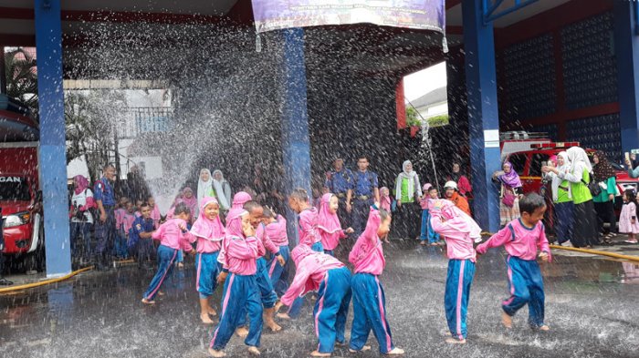 Serunya Saat Puluhan Pelajar TK Basah-basahan Ikuti Sosialisasi Pemadam Kebakaran di Kembangan