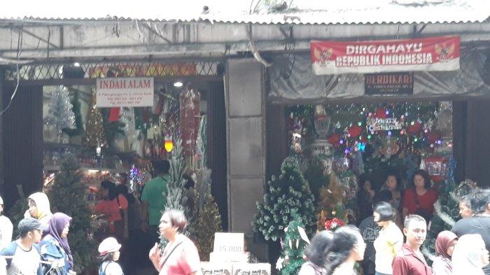 Berburu Pernak-pernik Natal di Pasar Pagi Asemka, dari Hiasan Lampu hingga Pohon Natal Tersedia