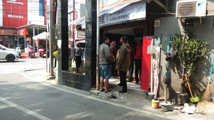 Pembeli yang datang ke satu toko PS Store di Kramat Jati, Jakarta Timur, Rabu (28/7/2020). (TribunJakarta.com/Bima Putra)