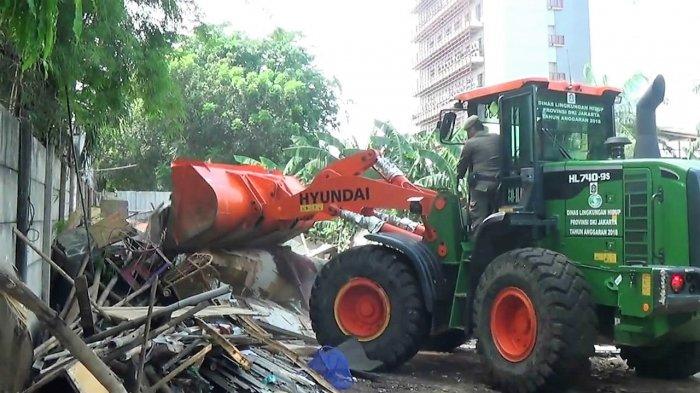 Berdiri di Lahan Hijau, Satpol PP Bongkar 8 Bangunan Semi Permanen di Duren Sawit