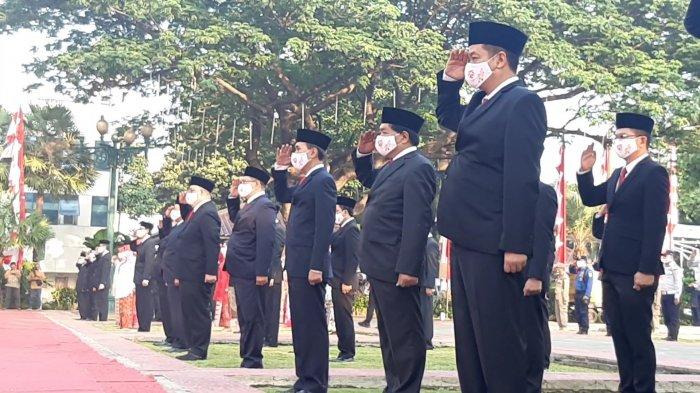 Jajaran Pemerintah Provinsi DKI Jakarta melakukan upacara kemerdekaan HUT ke-75 RI, di halaman Balai Kota DKI Jakarta, Senin (17/8/2020) pagi. 