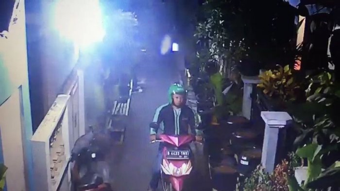Pakai Atribut Ojek Online, Pencuri Motor Terekam CCTV di Cipinang