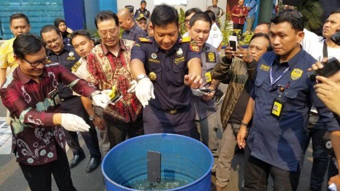 Ribuan Handphone Ilegal Mulai dari iPhone X Dihancurkan di Bandara Soekarno-Hatta