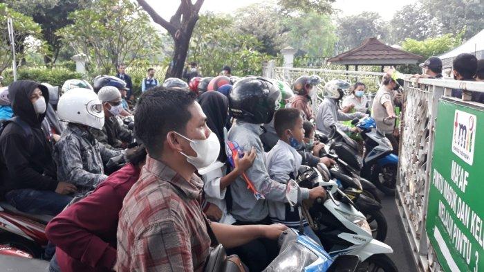 Gebang Masuk TMII Dibuka, Pengunjung Berebut Masuk