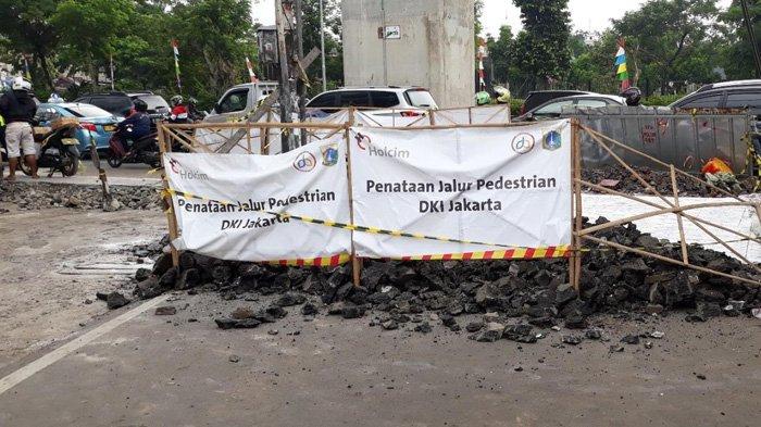Trotoar Sedang Dibetulkan, Jalan Terogong Sepanjang 1 Km Ditutup
