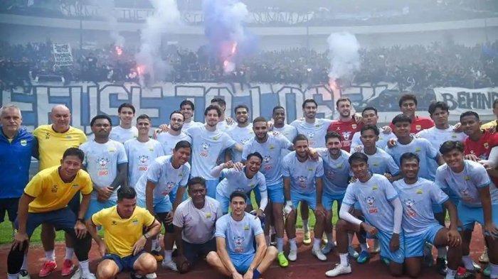 Penggawa Persib Bandung mendapatkan suntikan semangat dari Bobotoh usai sesi latihan Kamis (7/5/2026) di Gelora Bandung Lautan Api (GBLA) jelang laga melawan Persija Jakarta akhir pekan.
