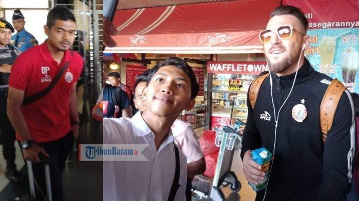 Persija Jakarta Mendarat di Bandara Hang Nadim, Bambang Pamungkas Langsung Diserbu Jakmania Batam