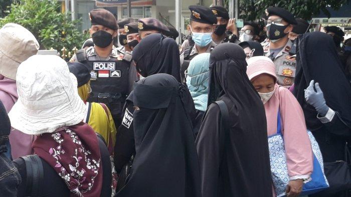 Polisi Bubarkan Simpatisan Rizieq Shihab dan Wartawan dari Pengadilan Negeri Jakarta Timur