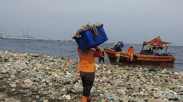 Sampah di Teluk Jakarta Bersumber dari Tengah Laut dan 9 Sungai