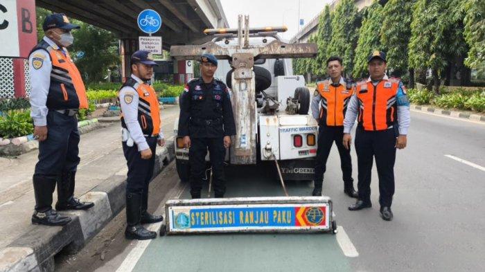 Heboh! Ranjau Paku Berserakan di Jalan DI Panjaitan Jaktim, Petugas Sapu Bersih Lokasi