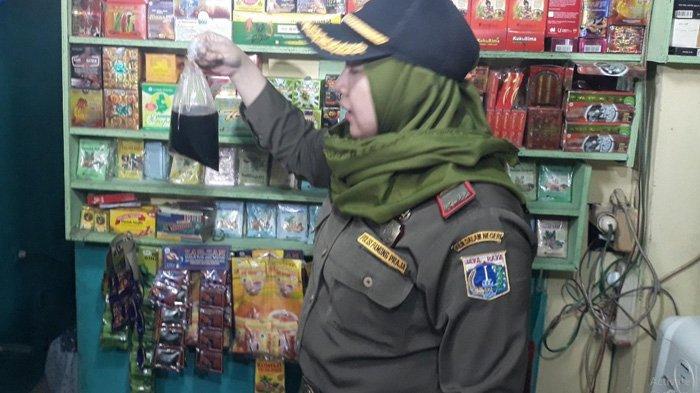 VIDEO Satpol PP Angkut 169 Botol Miras dari Warung Jamu di Pejaten Barat