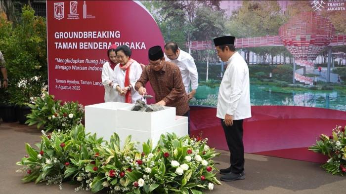 Gubernur DKI Jakarta Pramono Anung bersama Presiden ke-5 RI Megawati Soekarnoputri saat peletakan batu pertama pembangunan Taman Bendera Pusaka, Jakarta Selatan, Jumat (8/8/2025).