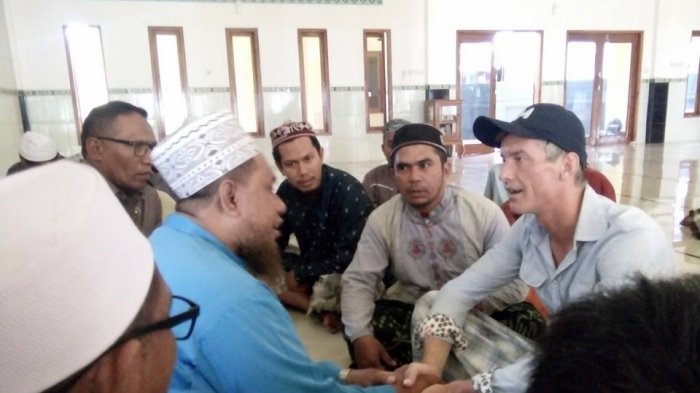 Mengenakan Celana Pendek Pria Bule Tiba-tiba Masuk ke Masjid, Ternyata Ini Maksudnya