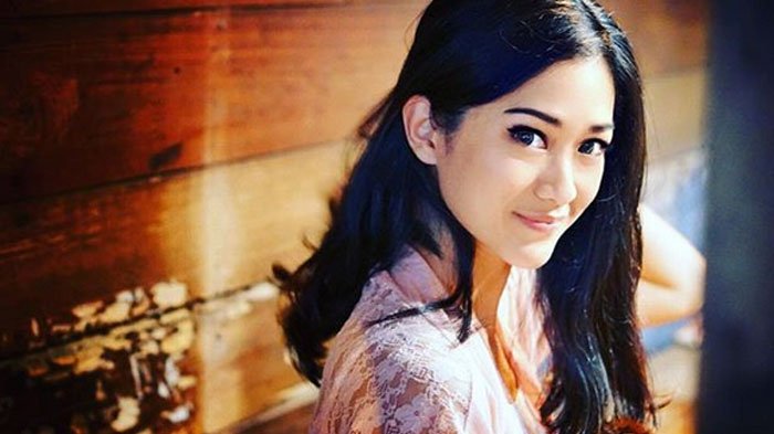 Prisia Nasution Tampil Cantik Anggun dengan Sleeveless Dress di IBOMA 2018