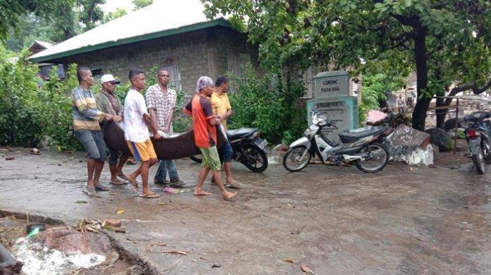 Jadi Korban Banjir Bandang, Tangis Lorensius Pecah Saat Temukan Sang Ibu di Tepi Pantai Lembata NTT