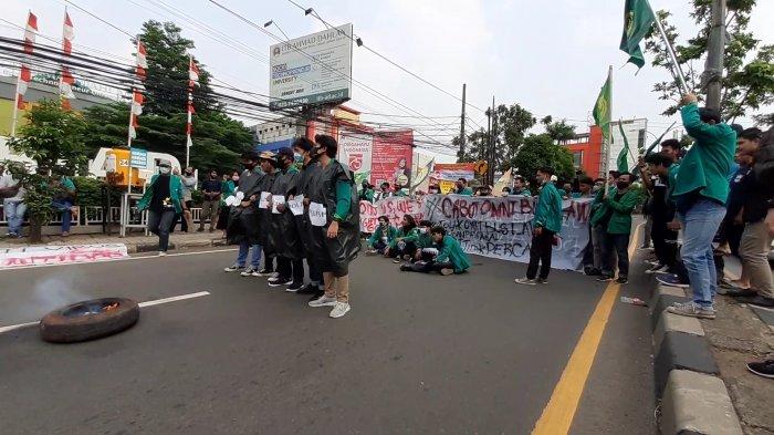 Mahasiswa UMJ Demo Teaterikal di Tengah Jalan, Arus Lalu Lintas Jalan Juanda Ciputat Diblokir