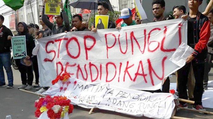 Demo Bawa Replika Keranda Mayat, Mahasiswa Sebut Pendidikan di Tangsel Mati Akibat Pungli