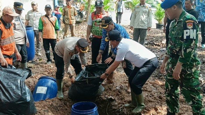 Proses pemilahan dan pengolahan sampah organik untuk dijadikan kompos di Terminal Kampung Rambutan, Ciracas, Jakarta Timur, Rabu (20/5/2026).