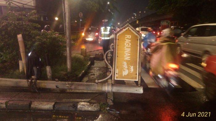 Plang Ragunan di Jalan RS Fatmawati Roboh, Diduga Tertarik Kabel yang Tersangkut TransJakarta