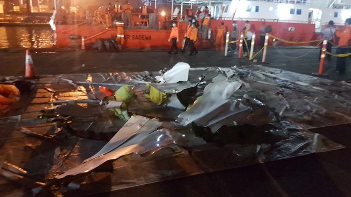 KN Sar Sadewa Bawa 11 Kantong Jenazah Serta Serpihan Besar Pesawat Lion Air PK-LQP