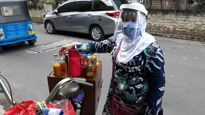 Sambung Hidup di Pandemi Covid-19, Tukang Jamu Gunakan Face Shield Keliling Pasar Baru