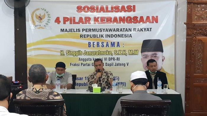 Yigit qizni uxlashga yotqizadi va siktiradi. Onlayn tomosha qiling.