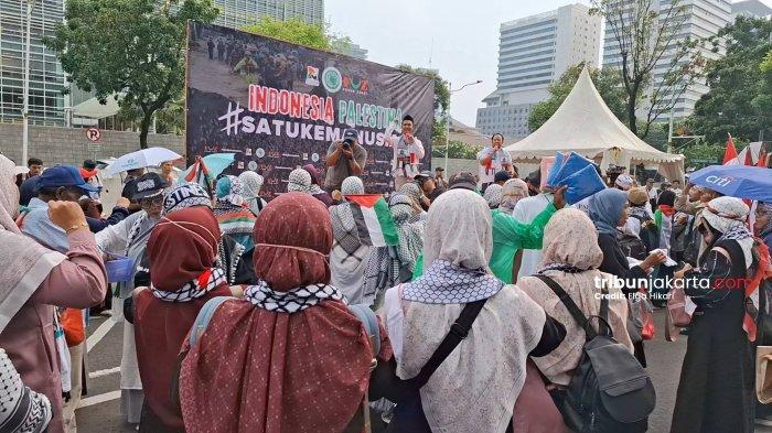 AKSI SOLIDARITAS - Sebelum Reuni 212, massa lebih dulu mengikuti aksi solidaritas Palestina dan penggalangan dana untuk korban bencana di Sumatera yang diselenggarakan MUI di depan Kedubes Amerika Serikat, Selasa (2/12/2025).