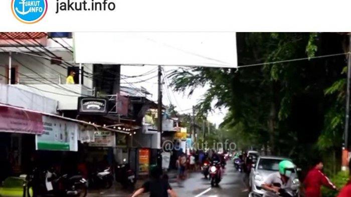 Viral Video Sekelompok Remaja Tawuran saat Hujan di Depan RPTRA Walang Baru