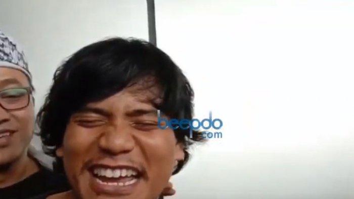 Teddy menunjukkan aksi memijatnya. 