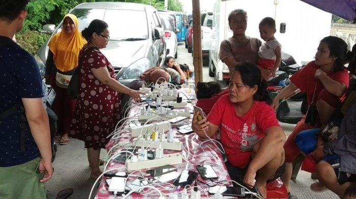 Listrik Masih Padam, Jasa 'Ngecas' HP di Tenda Pengungsian Dipenuhi Korban Banjir Teluk Gong
