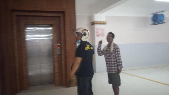 Diduga Tak Mengerti Gunakan Lift, Dua Warga Menangis Dikira Terjebak