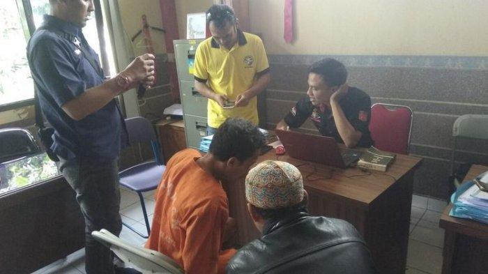 Tersangka ayah cabuli anak kandungnya sendiri di Tasikmalaya sedang dimintai keterangan polisi, Rabu (15/1/2020). 
