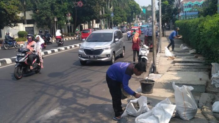 Sambut Asian Games, Trotoar di Pasar Minggu Diperbaiki