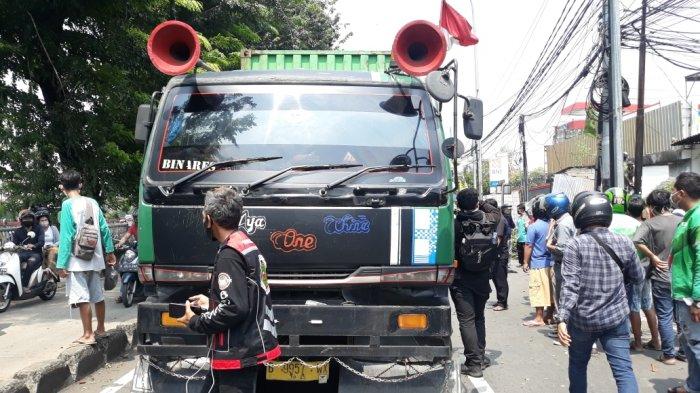 Sang Ibu Tewas Terlindas Truk di Jatinegara, 3 Anak yang Dibonceng Luka Ringan