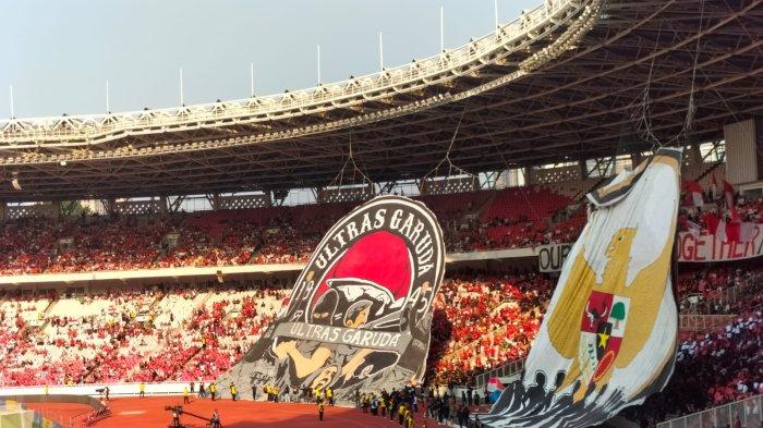 Koreo spesial ditampilkan suporter Ultras Garuda di tribune selatan Stadion Utama Gelora Bung Karno (SUGBK).