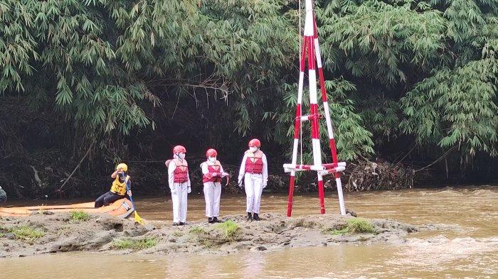 Kegiatan upacara HUT ke-75 Republik Indonesia di Sungai Ciliwung, Senin (17/8/2020).     