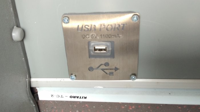 Menjajal Royaltrans, Bus Premium Bertarif Rp 10 Ribu - usb-port-bus-premium-royaltrans_20180320_222550.jpg