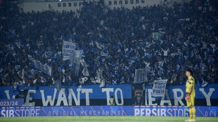 Bobotoh memberikan dukungan pada pertandingan PERSIB Bandung di Stadion Si Jalak Harupat Kabupaten Bandung.