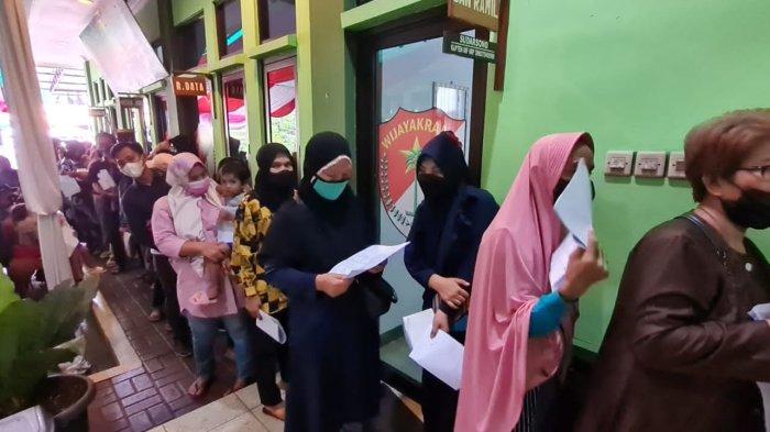 Emak-emak Serbu Koramil Kebon Jeruk, Ternyata Pada Girang karena Ini